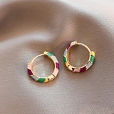 Hana – Kultaiset korvakorut lyhyessä muodossa.