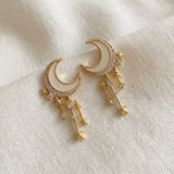 Ajattomat kuu-tupsukorvakorut
