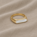Minimalistinen emalikoristeinen sormus