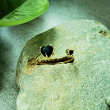 Ajaton Obsidiaanisormus minimalistisessa designissa