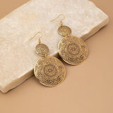 Säihkyvät pyöreät korvakorut leikkauksella