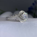 Valkokulta Moissanite Kierretty Sormus