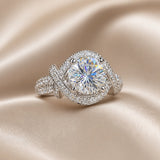 Valkokulta Moissanite Kierretty Sormus