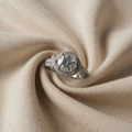 Valkokulta Moissanite Kierretty Sormus