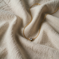 Herkullinen solitaire-riipus kaulaketjussa