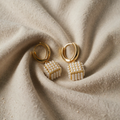 Kultaiset kuutio-riipukset