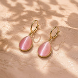Hienostuneet pisarakorvakorut kivellä