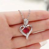 Hopeinen sydänriipus rubiiniriipuksella