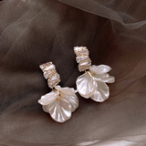 Eleganttiset kultaiset lehtikorvakorut